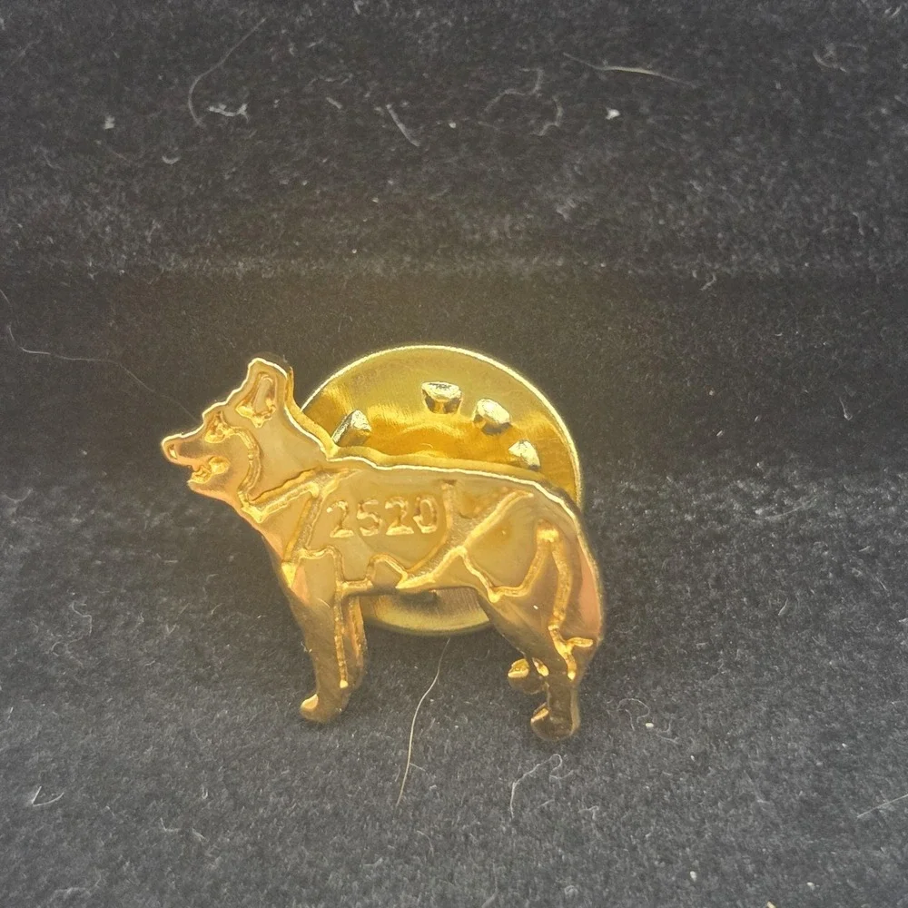 Alaska Regional Council Of Carpenters Pin Of Musher Sledding